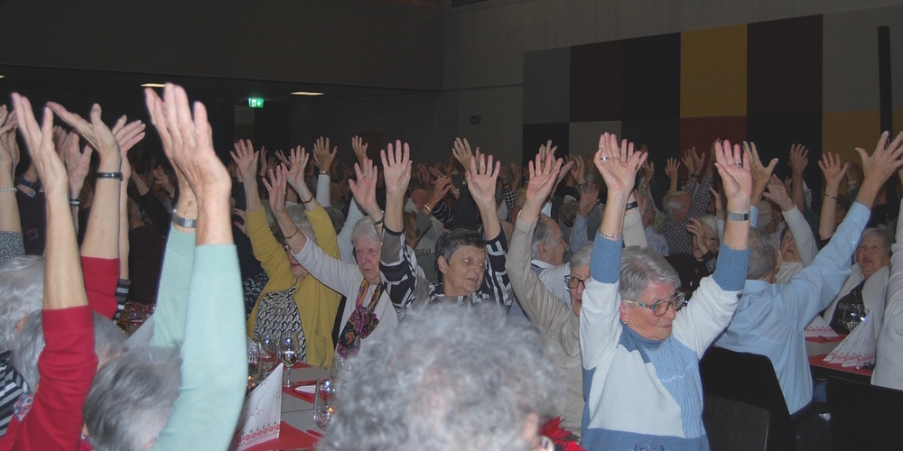 Ausgelassene Stimmung an der Seniorenweihnacht 2025 in Uznach – auch dank zwei überraschender Musik-Acts.