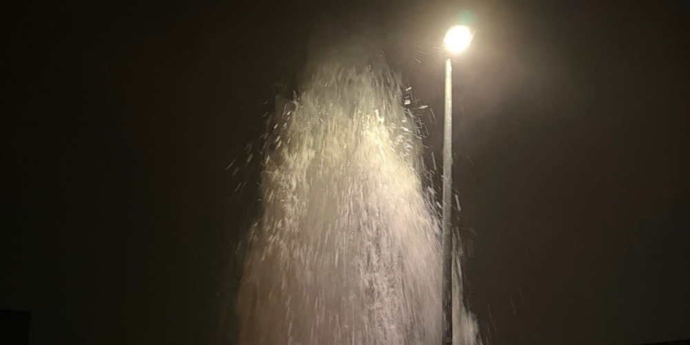 Das Wasser schoss meterhoch in die Luft.