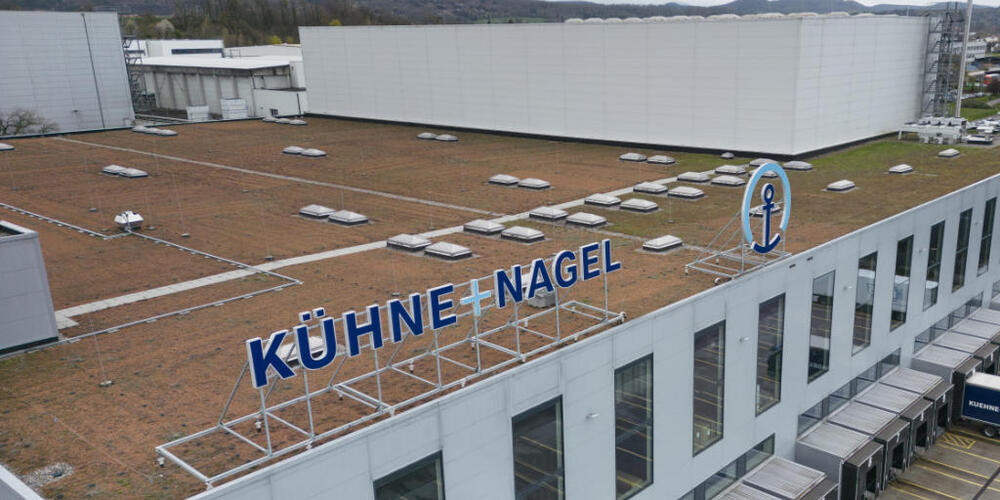 Der Logistikkonzern Kühne+Nagel und Swiss stärken ihre Partnerschaft für nachhaltigere Luftfahrt. (Archivbild)