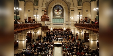 Das Publikum zeigte seine Begeisterung mit einer Standing Ovation – ein stimmungsvoller Höhepunkt, der nahtlos in den letzten Gänsehautmoment des Abends überging.