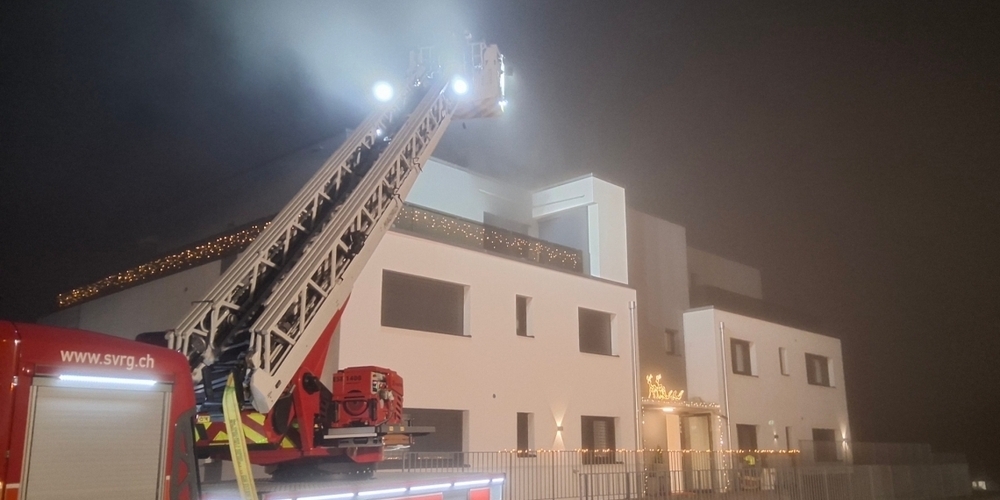 Die ausgerückte Feuerwehr stellte bereits im Treppenhaus des Gebäudes starke Rauchentwicklung fest. 