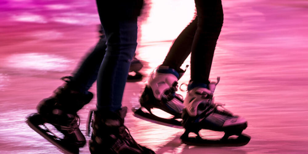 Eine künstliche Eisbahn der Luzerner Firma Glice soll im Legoland Deutschland das Schlittschuhlaufen ohne Strom, Wasser oder Kühlmittel ermöglichen. (Symbolbild)