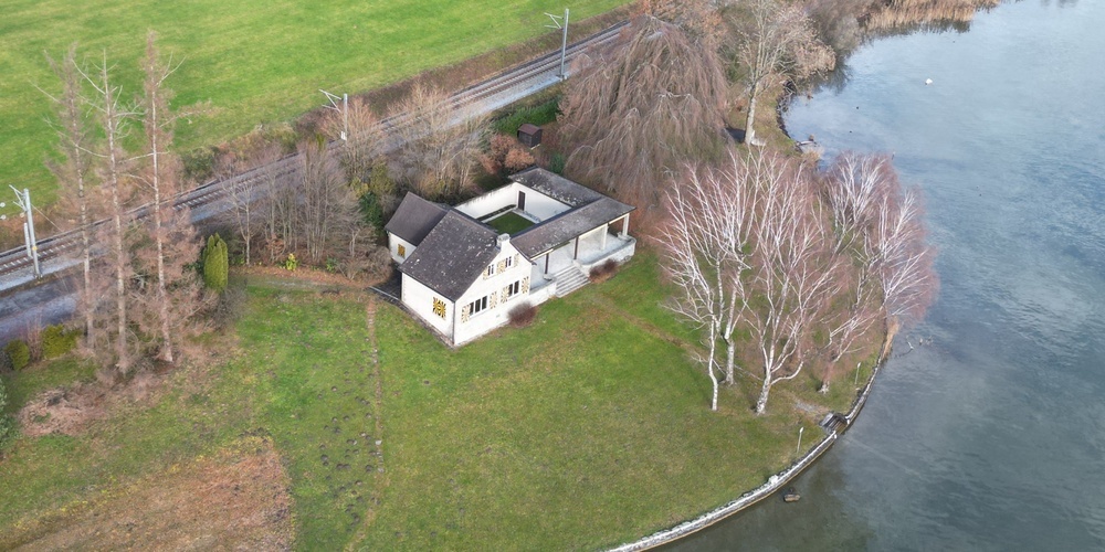 Der Umschwung ist mit 10'000 Quadratmetern aussergewöhnlich gross, das Haus selbst jedoch vergleichsweise klein.