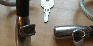 Drei Jugendliche beschädigten im Velokeller des Schulhauses Watt  mehrere Trotinettschlösser.