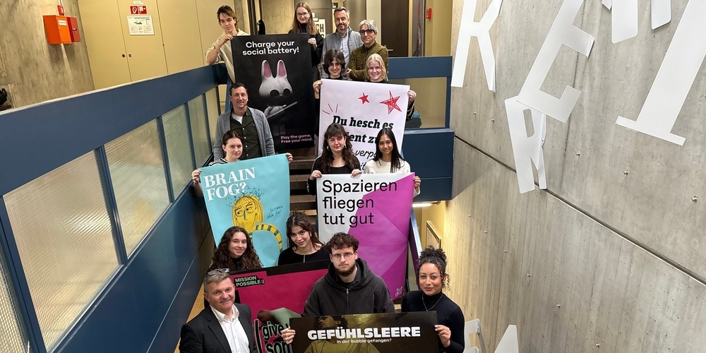 Fachklasse Grafik (3. Jahr) der Schule für Gestaltung am GBS St.Gallen mit Dozenten und Praxispartnern.