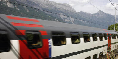 Ein Zugpassagier beleidigte im Schnellzug von Chur nach Zürich auf der Höhe des Walensees eine Zugbegleiterin rassistisch. (Archivbild)