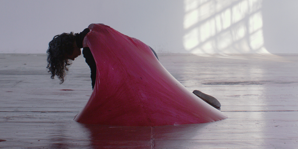 Elena Dahn belebt die Kunstzone der LOK mit drei Performances, die sich intensiv mit Materie, Raum und Körper auseinandersetzen. Für den LOK-Performance Day konzipiert die Künstlerin raumspezifische Latexinstallationen, deren fragile Häute eine bewegte Landschaft bilden.