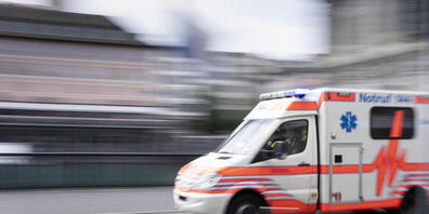 Ein 76-jähriger E-Bike-Fahrer wurde mit lebensgefährlichen Verletzungen in ein Spital gebracht, nachdem er in Oberembrach von einem Auto erfasst wurde. (Symbolbild)
