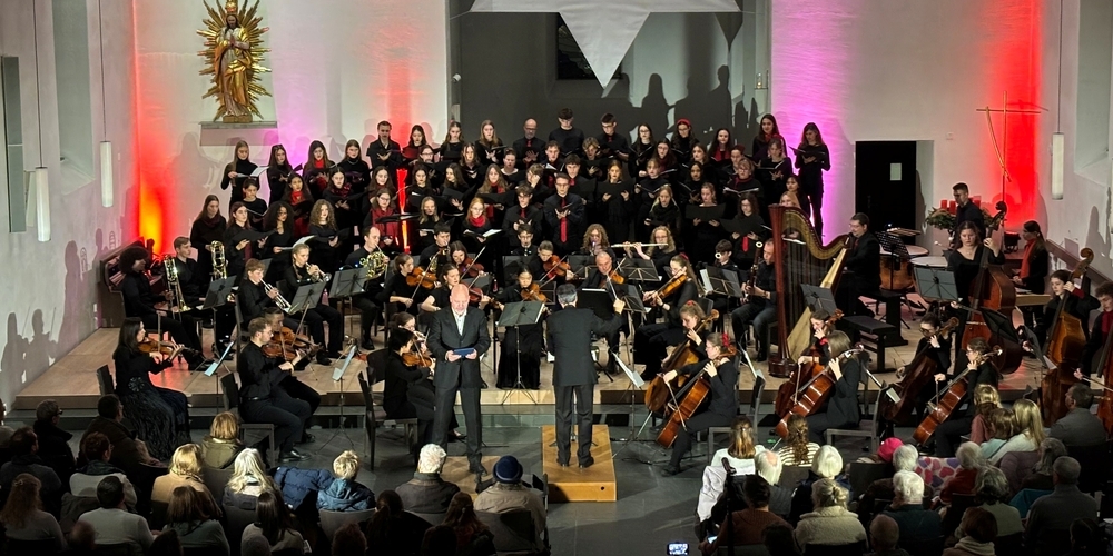 Der cantacanti und das Orchester il mosaico der Kantonsschule Wattwil beim Adventskonzert in Jona.