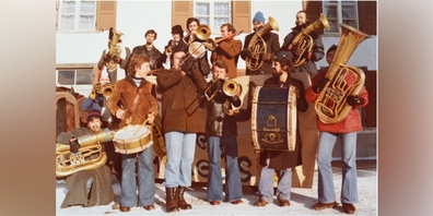 Die Guggemusig Moslig auf Silvestertour im Jahr 1976.
