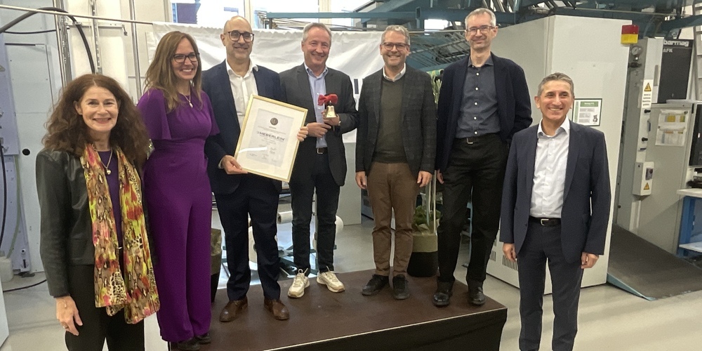 Thomas Berner überreichte die Preisträgerurkunde in der Kategorie «KMU 100plus Jahre» gemeinsam mit CHDU-Vizepräsidentin Carla Kaufmann an Daniel Lippuner, Verwaltungsrats-Präsident, und Martin Zürcher, CEO der Heberlein Technology AG. Von links nach rechts: Dorit Schmidt-Purrmann, Geschäftsführerin CHDU, Carla Kaufmann, Vizepräsidentin Schweizer Dachverband für Unternehmensnachfolge – CHDU, Martin Zürcher, CEO und Daniel Lippuner, Verwaltungsratspräsident der Heberlein Technology AG, Daniel Müller, Leiter Standortförderung Kanton St. Gallen, Laudator Thomas Berner, Mitglied Jury-Beirat und Chef- redaktor des KMU-Fachmagazins Organisator, und Alois Gunzenreiner, Gemeindepräsident Wattwil . Bild: Schweizer Dachverband für Unternehmensnachfolge – CHDU.