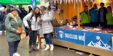 Wintersportstimmung am Weihnachtsmarkt: Der Skiclub Wil  kam mit vielen Interessierten ins Gespräch.
