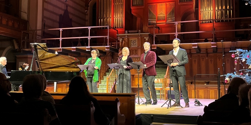 Roger Widmer und sein Ensemble sorgten mit festlichen Klängen für besinnliche Weihnachtsstimmung.