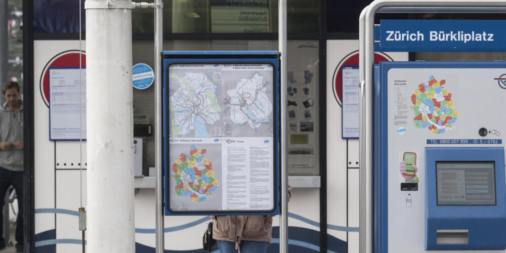 Vor allem Kinder, Senioren und Touristen seien im öV auf das Bezahlen mit Bargeld angewiesen, finden SP, Grüne, EVP und AL. (Archivbild)