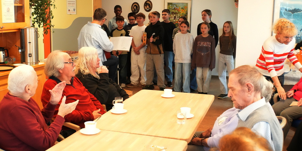 Der Auftritt Schulchors erfreute die Bewohner.