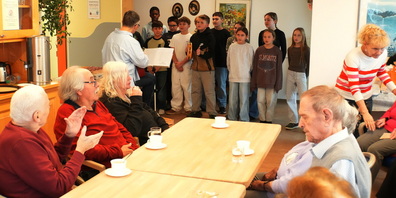 Der Auftritt Schulchors erfreute die Bewohner.