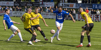 Orhan Ademi (2. von rechts) verstärkt ab sofort den Zweitligisten Au-Berneck. 