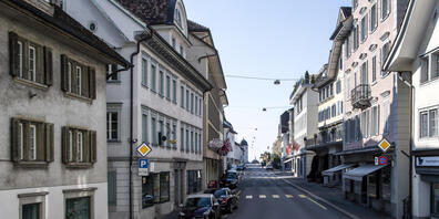 Die Herrengasse ist eine Kantonsstrasse, welche durch den Hauptort Schwyz führt. (Archivaufnahme)