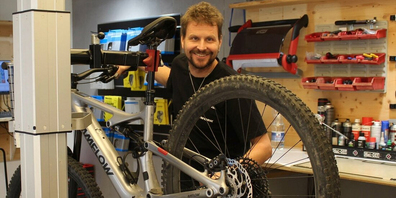 Arbeiten am Fahrrad sind seine Leidenschaft: Roger Tschirky in seinem neuen Ladenlokal, das deutlich mehr Platz bietet.