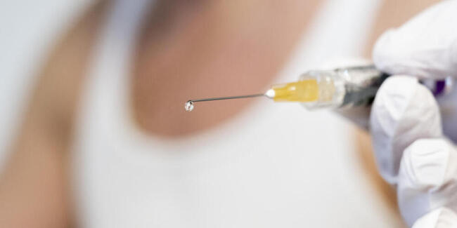 Apothekerinnen und Apotheker dürfen im Kanton Schwyz mehr Impfungen verabreichen. (Symbolbild)