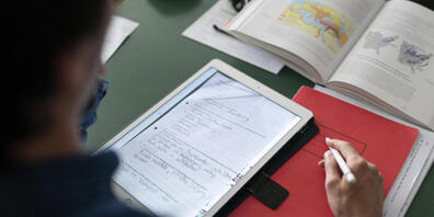 Schülerinnen und Schüler der Kantonsschule in Nuolen werden vorübergehend in Pfäffikon unterrichtet. (Symbolbild)