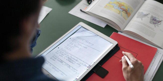 Schülerinnen und Schüler der Kantonsschule in Nuolen werden vorübergehend in Pfäffikon unterrichtet. (Symbolbild)