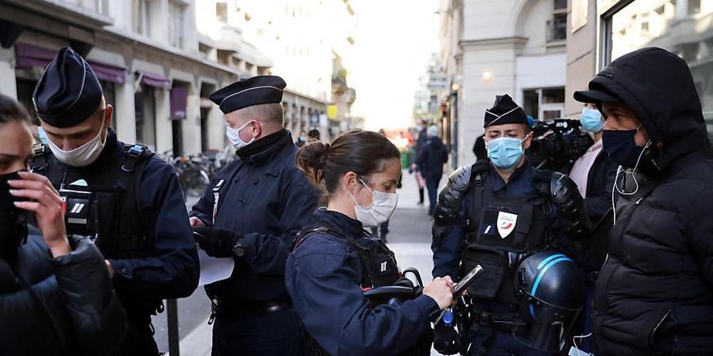 Polizisten kontrollieren Ausweise von Passanten in Paris. Foto: Thomas Coex/AFP/dpa