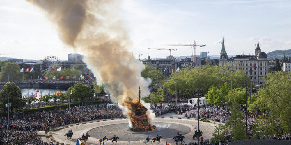 Am Zürcher Sechseläuten steht jeweils die Böögg-Verbrennung im Zentrum. Der Volksmund sagt: Je rascher nach dem Anzünden sein Kopf weg fliegt, desto schöner wird der Sommer.
