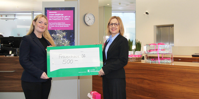 Laura Lavanga und Petra Arpagaus von der SGKB mit dem Scheck für die Weihnachtsaktion.