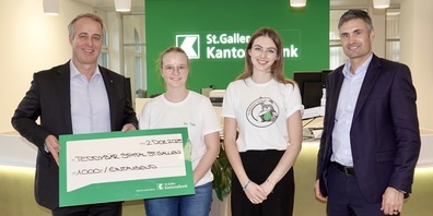 Die Kantonalbank Rapperswil-Jona hat ein Herz für Kinder: v.l. Sandro Walther, Niederrlassungsleiter; Fiona Stöckling; Nina Stammbach (beider Teddybärspital); Lukas Fust, Leiter Privatkunden.
