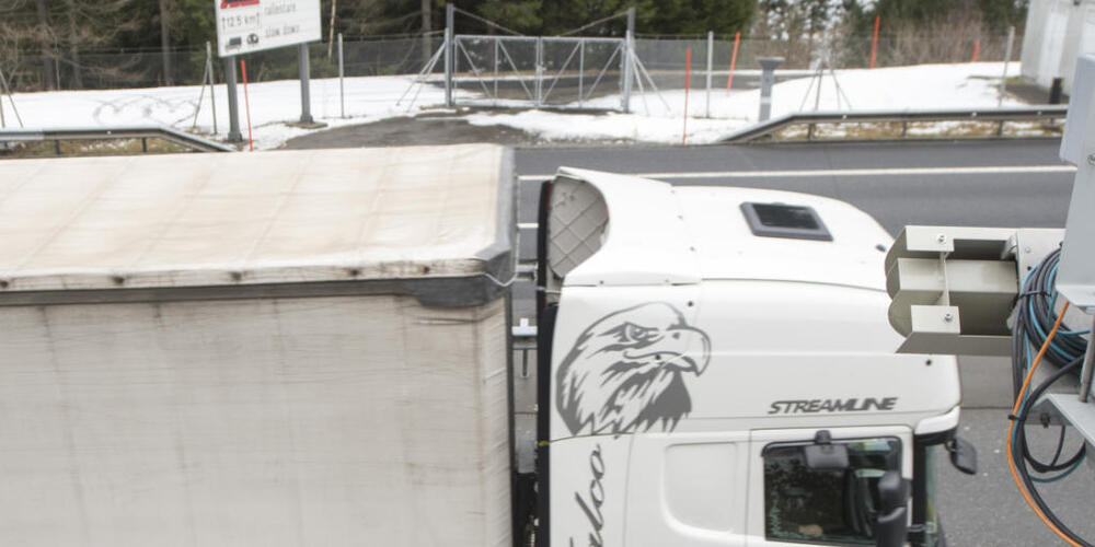 Eine Wärmekamera misst in Göschenen die Temperatur von Lastwagen, die in den Gotthardtunnel einfahren wollen. (Archivaufnahme)