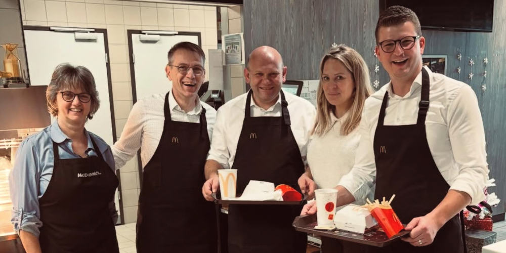 SVP-Nationalräte Mike Egger und Ernst Wandfluh beim Schnuppertag bei McDonald’s.