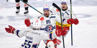 Die Erlösung: Rapperswils Sandro Forrer (Nummer 85) trifft in der 78. Minute zum 3:2-Sieg für die SCRJ Lakers. 