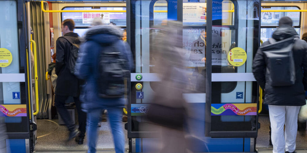 Der Anteil der Pendlerinnen und Pendler, die mit dem öffentlichen Verkehr zu ihrem Arbeitsplatz unterwegs sind, soll erhöht werden. (Archivbild)
