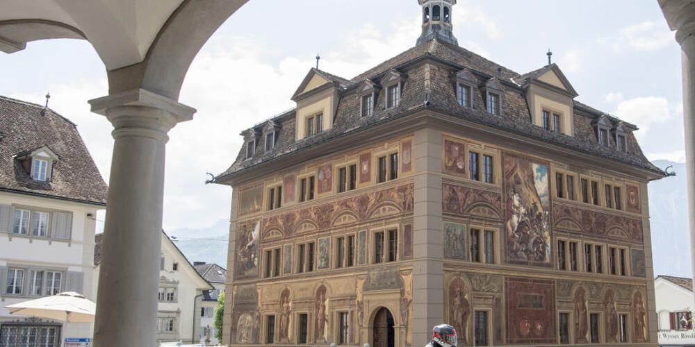 Mehr Grün und weniger Autos - dies wünscht sich die Bevölkerung von Schwyz. (Archivaufnahme)