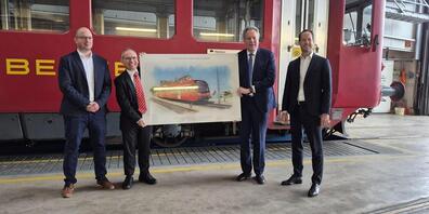 Vertragsunterzeichnung für die neuen Triebwagen, Linie Rorschach-Heiden v.l.n.r. Alain Brunold / Leiter Rollmaterial/Werkstatt Appenzeller Bahnen, Thomas Baumgartner / Direktor Appenzeller Bahnen, Ansgar Brockmeyer / Leiter Marketing & Verkauf und stellvertretender Group CEO, Dennis Laubbacher / CEO Stadler Bussnang