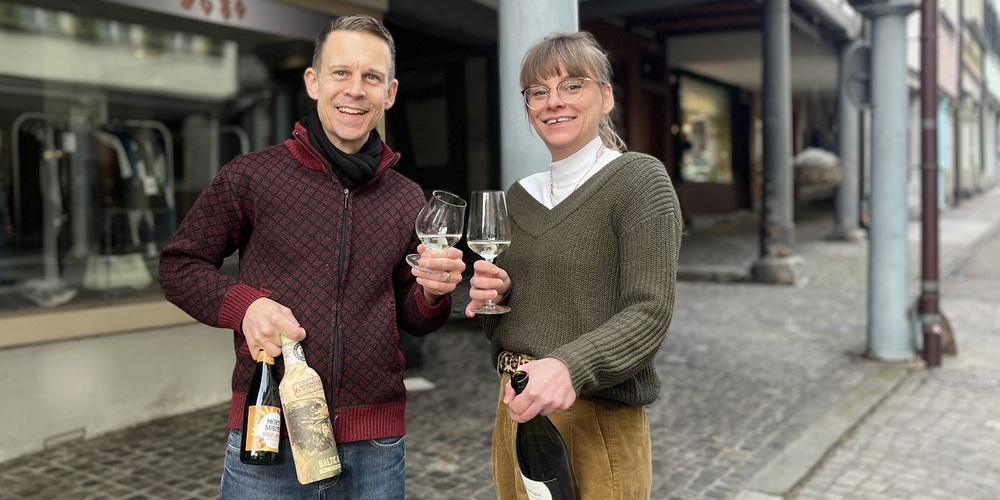 Selina Annen (Annen Wein) und Tobias Kobelt (Mini.Bierladen) stossen auf künftige «Prosterei» an.