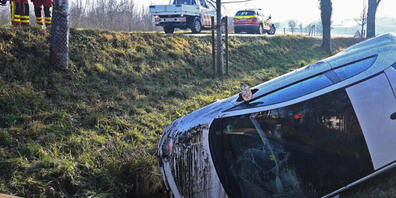 Die Feuerwehr half der Fahrerin aus dem Auto.
