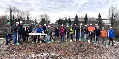 Vertreter aus Politik, des Verwaltungsrates ARA Thurau, aus Kanton, Region sowie Bauverantwortliche beim Spatenstich für die Gillbrücke.