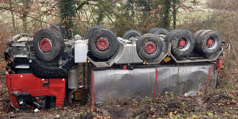 Der Chauffeur hatte dabei grosses Glück und blieb unverletzt.