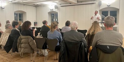 Gemeinderat Glen Aggeler begrüsste im Alten Zeughaus rund 25 Teilnehmerinnen und Teilnehmer am Jahrestreffen des Netzwerks Alter.