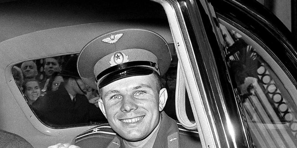 ARCHIV - Kosmonaut Juri Gagarin im Juli 1961 nach einem Mittagessen mit Königin Elizabeth II. Foto: Brian Calvert/AP/dpa