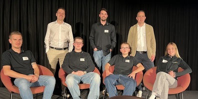 Im Bild (sitzend, v.l.): Talkrunden-Moderator Jan Büchler, Nico Hintermeister, Noa De Martin und Nina Meser. (stehend v.l.): Die Bereichsleiter Marco Lehmann, Andi Jost und Geschäftsführer Ralf Zeller.