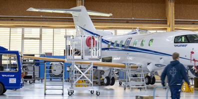 Ein Flugzeug des Typ PC 24 von den Pilatus Flugzeugwerken steht in einer Produktionshalle in Stans NW. Dieser Typ wird wieder in die USA exportiert. (Archivbild)