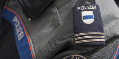 In Cham ZG ist am Montagmorgen eine Frau von einem Auto angefahren worden. Sie erlitt dabei schwere Verletzungen. (Symbolbild)