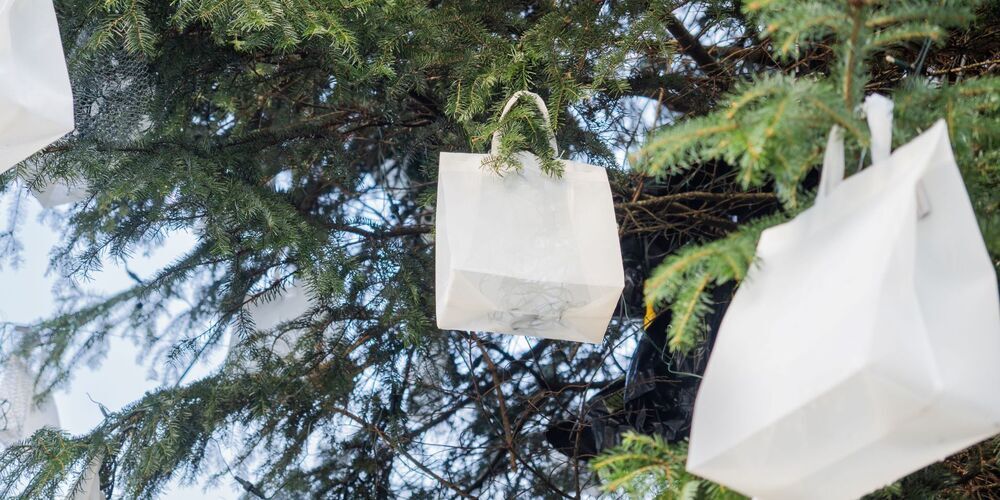 Christbaum auf dem Klosterplatz: Rund 400 transparente Taschen machen die Arbeit pflegender Angehöriger sichtbar.