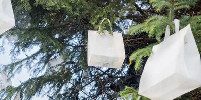 Christbaum auf dem Klosterplatz: Rund 400 transparente Taschen machen die Arbeit pflegender Angehöriger sichtbar.