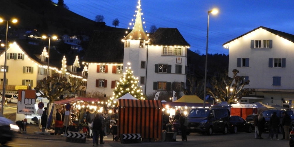 Die festliche Beleuchtung sorgte nach Einsetzen der Dämmerung für eine magische Atmosphäre bei den Ständen des Schmerkner Weihnachtsmarktes.