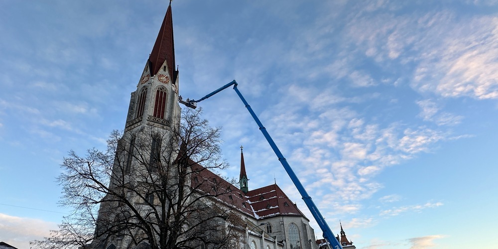 Imposante Unterhaltsarbeiten am 73,5 Meter hohen Kirchturm der Kirche St.Otmar in St.Gallen.