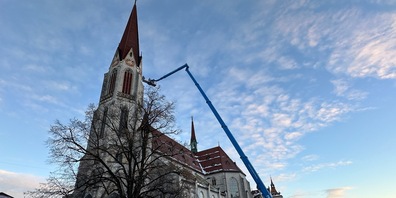 Imposante Unterhaltsarbeiten am 73,5 Meter hohen Kirchturm der Kirche St.Otmar in St.Gallen.
